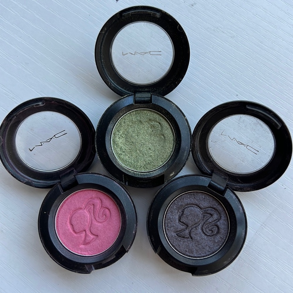 MAC COSMETICS BARBIE LOVES MAC EYE SHADOW